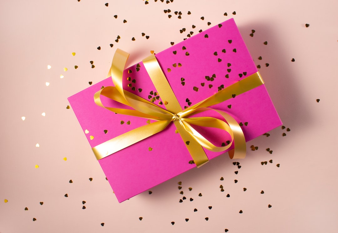 Cadeau emballé avec un ruban