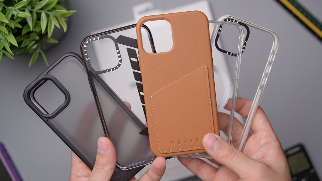 Personne tenant une coque de smartphone en cuir orange