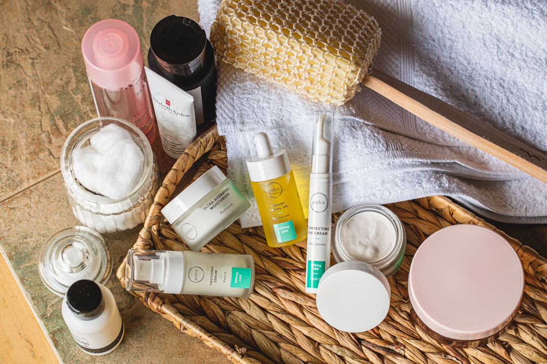 Produits de soin de la peau posés dans un panier