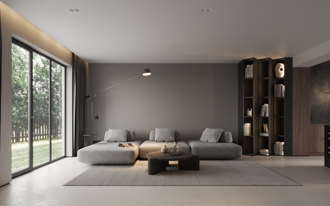 Salon moderne lumineux avec grande fenêtre